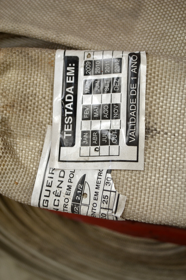 Etiqueta da mangueira comrpova que foi testada em abril de  2009