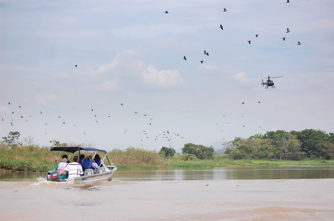 Em 2011, momento em que o areeiro se aproximava de helicóptero de um dos barcos que transportava autoridades na “Expedição S.O.S Paraíba do Sul”