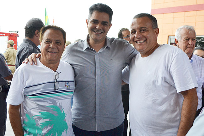 Ortiz Jr, ladeado por Luizinho e Jeferson Campos