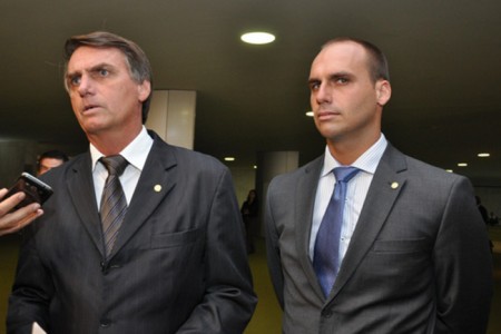 Deputados Jair Bolsonaro e Eduardo Bolsonaro em entrevista à Agência Congresso, no Salão Verde da Câmara
