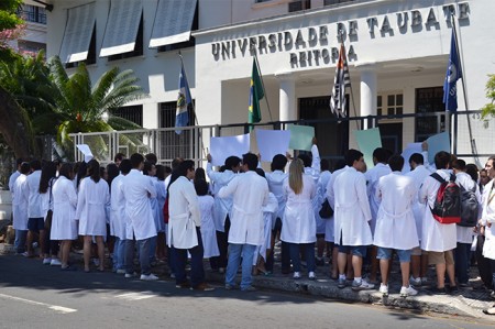 Manifestação de estudantes da Faculdade de Medicina na Reitoria da Unitau em novembro de 2012