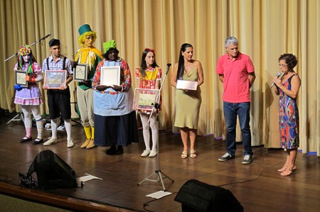 Tina Lopes comandou a entrega simbólica das doações do professor José Carlos Sebe, representado pelo filho Felipe, acompanhada de Martha Serra e personagens do Sítio do PicaPau