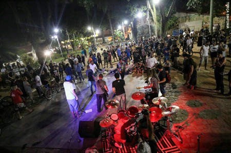 Grupos como o Terça Sinfonia (fotos) usam a praça como espaço para eventos culturais e artísticos