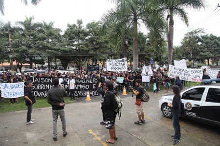 Trindadeiros fazem manifestação em frente à Delegacia de Paraty
