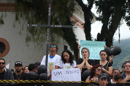 Dona Maria do Socorro chora pelo filho assassinado - Foto: Fausto Rosa de Campos