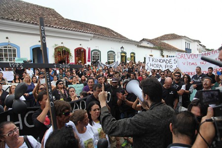Trindadeiros protestam em frente à Câmara Municipal de Paraty