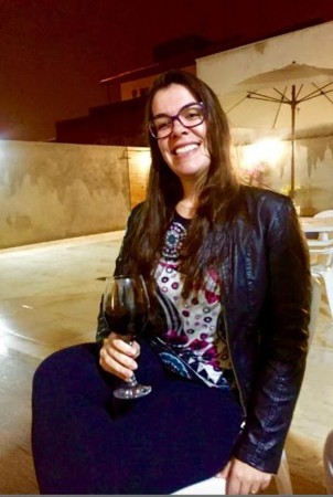 Nada como um bom vinho tinto para encarar o friozinho: é a receita infalível de Gaby Dunga Neves, em noite de alegria e de muita música.