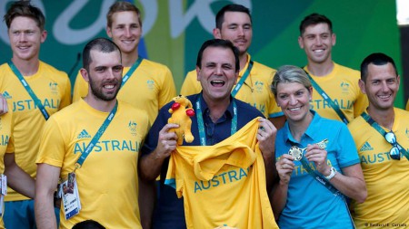 Eduardo Paes e membros da delegação australiana no Rio
