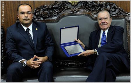 Pedro Ricardo Araújo Carvalho, diretor da Polícia Legislativa (PL), entrega placa comemorativa dos 4 anos da gestão de José Sarney no Senado, em 2013