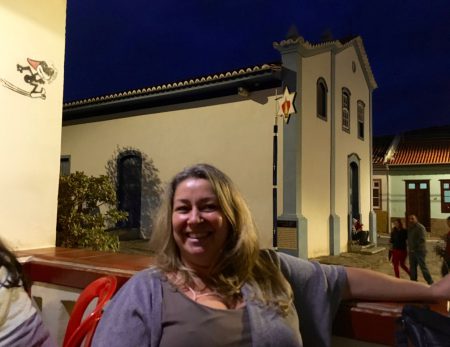 A taubateana - e hoje já caiçara - Mara Rezende fez da varanda do Restaurante Sol Nascente o camarote mais animado da festa!