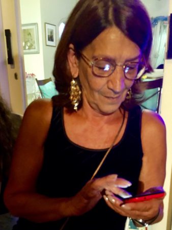 Uma antenadérrima Maria Cristina da Silva não abre mão de checar suas mensagens em tempos de festa!