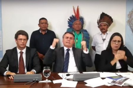 Bolsonaro recebe indios