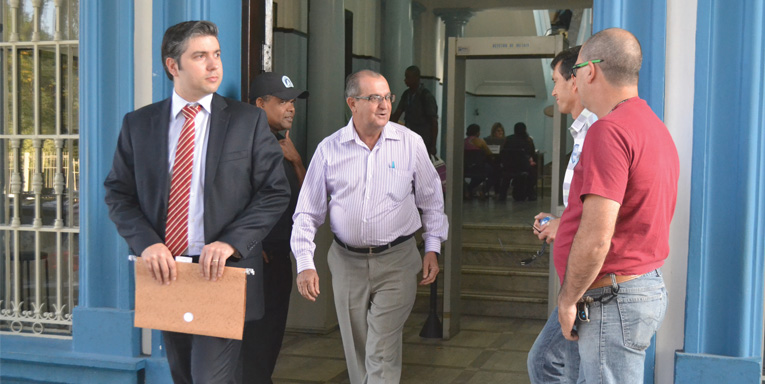 Roberto Peixoto e seu advogado Thiago Borgia Mendes na saída do Fórum Criminal