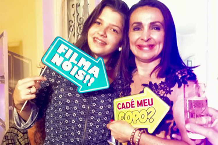No sábado mais fervido de novembro, Isabella Camões abraça a aniversariante Teca Moura que, produzida para arrasar, era só alegria, esbanjando savoir-faire nos quesitos festar e receber amigos queridos.